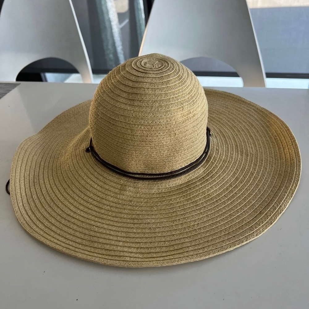 Scala Studio stylish straw hat with a chin strap